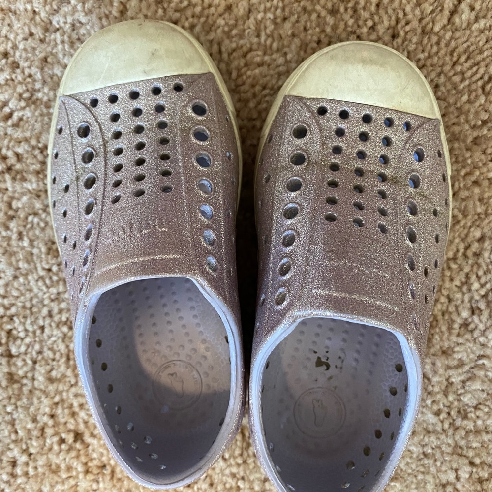 Girls Native Jefferson sandals in Sparkly Purple